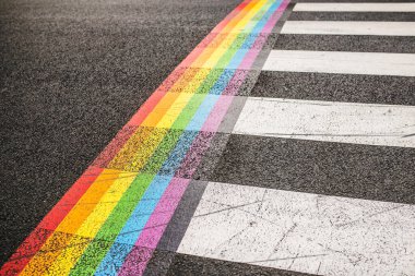 Yaya geçidindeki kaldırımda gökkuşağı işaretleri - LGBT toplumunun hakları - eşcinsel cinsel azınlık topluluğu