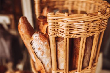 Fırında bir sepet dolusu taze kızarmış Fransız ekmeği.