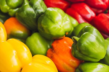 Taze sarı yeşil ve kırmızı tatlı biberlere yakın dur - kırsal meyve pazarı