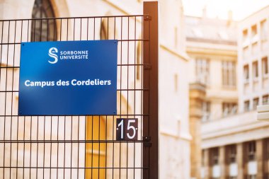 Paris, Fransa - 02 Ekim 2019 Sorbonne Üniversitesi kampüsünün girişini imzalayın.