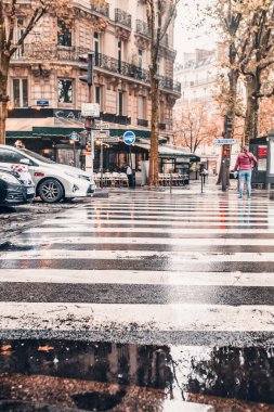 Paris, Fransa - Ekim 05, 2019: Paris 'te yağmurlu bir günde yaya geçidi işaretlendi