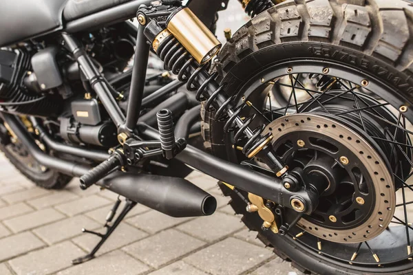ショックアブソーバとスプリングのオートバイの後輪 サスペンション — ストック写真