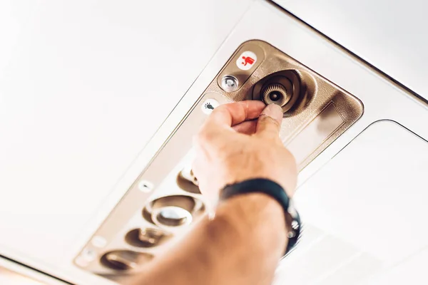 Närbild Mans Hand Ett Flygplan Inkluderar Luftflöde Och Ventilation Över — Stockfoto