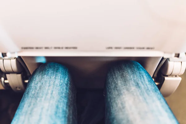 Пасажирські Коліна Спираються Задню Частину Переднього Сидіння Тісні Сидіння Літаках — стокове фото