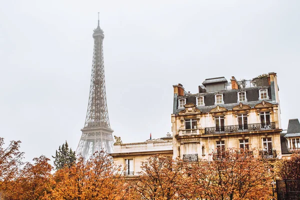 Vista Arquitetura Das Ruas Parisienses Clima Nebuloso Outono Torre Eiffel — Fotografia de Stock