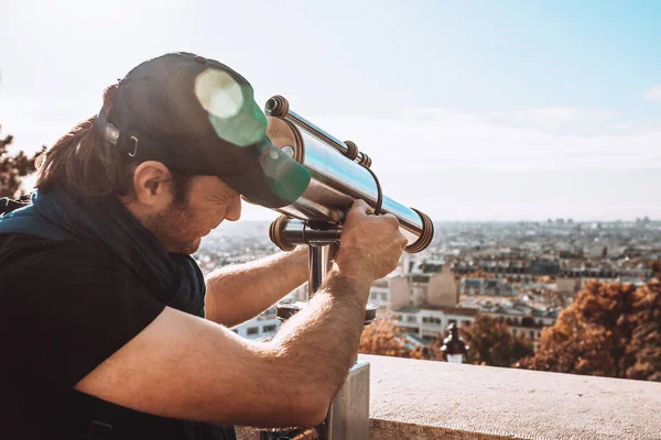 남자가 사크레 바실리카 높이에서 망대에서 관망대를 들여다보고 — 스톡 사진