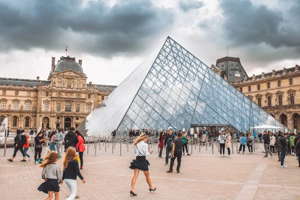 Paris France October 2019 Πολλοί Τουρίστες Κοντά Στο Λούβρο Μια — Φωτογραφία Αρχείου