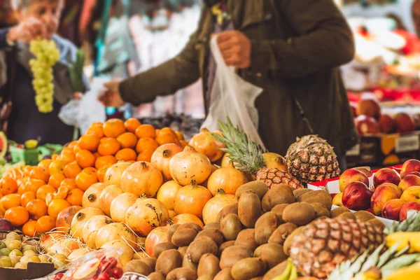 Käufer Pflückt Frisches Gemüse Und Obst Einer Tüte Obstmarkt — Stockfoto