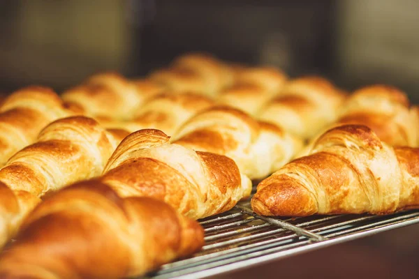 Ruddy Świeże Chrupiące Ciepłe Rogaliki Piekarniku Wcześnie Rano Paryżu — Zdjęcie stockowe