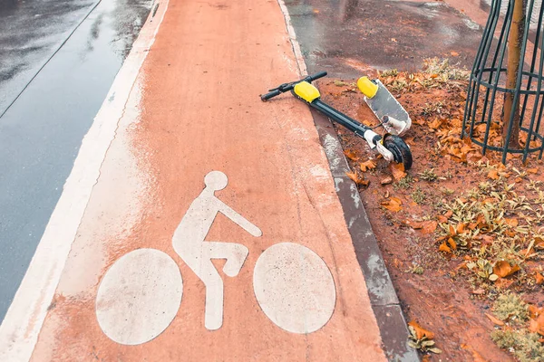 Сломанный Электрический Скутер Велосипедной Дорожке Результате Столкновения Пешеходом Велосипедистом Нарушение — стоковое фото