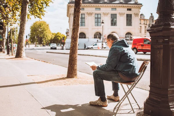 Paris France Octobre 2019 Homme Assis Sur Une Chaise Milieu — Photo