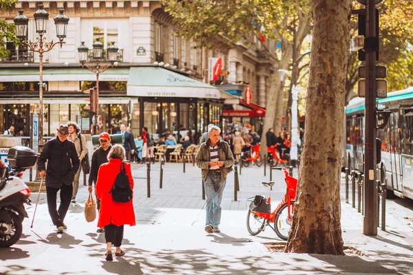 2019年10月2日 阳光灿烂的秋日 巴黎街道上的行人 — 图库照片