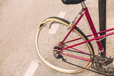 Hasarlı bisiklet tekerleği - bir bisikletçi trafik kurallarını ihlal ederek yoldan geçti