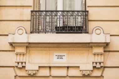 Jim Morrison 'ın yaşadığı ve öldüğü Paris' teki evdeki yazı Jim Morrison burada ölmedi.