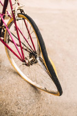 Hasarlı bir bisiklet tekerleği - eğri büğrü bir jant ve yırtık bir lastik - dikkatsiz bir sürüş ve bir kazanın sonucu.
