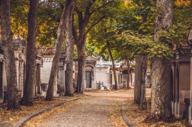 Paris, Fransa - Ekim 03, 2019: Pere Lachaise - bulutlu bir sisli sabahta mezarlığın dar sokakları boyunca bir yürüyüş - gizemli ve atmosferik bir yer