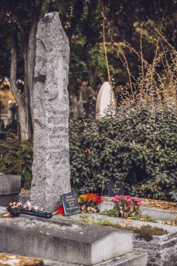 Paris, Fransa - Ekim 03, 2019: Pere Lachaise - Guillaume Apollinaire 'nin mezarında mezar taşı