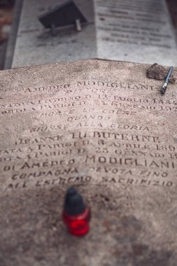Paris, Fransa - 03 Ekim 2019: Pere Lachaise - Amedeo Modigliani 'nin mezarında mezar taşı