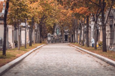 Paris, Fransa - Ekim 03, 2019: Pere Lachaise - bulutlu bir sisli sabahta mezarlığın dar sokakları boyunca bir yürüyüş - gizemli ve atmosferik bir yer