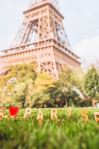 Inscrição Amo Paris Contra Pano Fundo Torre Eiffel Cidade Mais — Fotografia de Stock
