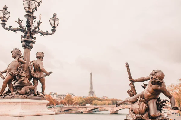 Skulpturen Auf Der Brücke Alexanders Iii Paris Über Die Seine — Stockfoto