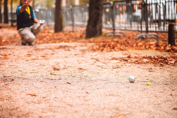 Homem Joga Uma Bola Jogando Petanca Parque Outono Uma Reunião — Fotografia de Stock