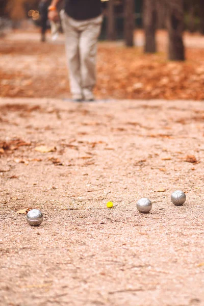 秋の公園でペタンクゲーム 伝統的なフランスの楽しみ — ストック写真