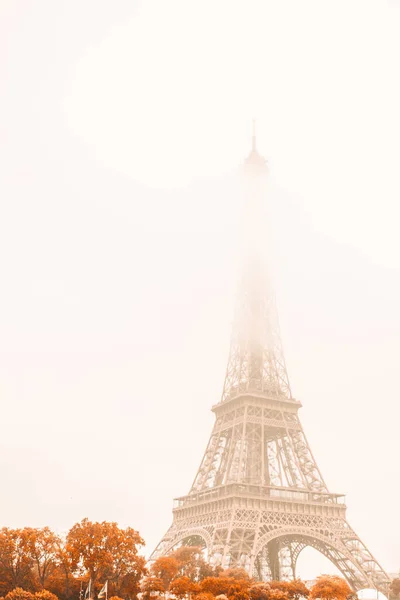 Torre Eiffel Nevoeiro Dia Nublado Outono — Fotografia de Stock