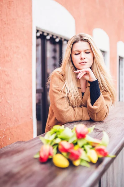 Schöne Attraktive Skandinavische Blondine Denkt Über Heiratsantrag Nach — Stockfoto