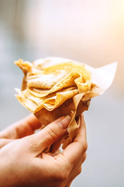 Zoete Pannenkoek Met Vulling Handen Street Food Fast Food — Stockfoto