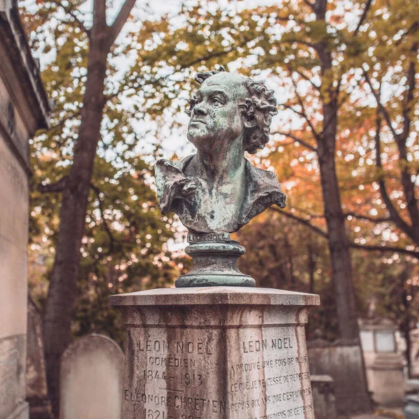 Paris France October 2019 Pere Lachaise Bronze Bust Tombstone Fog — Stock Photo, Image