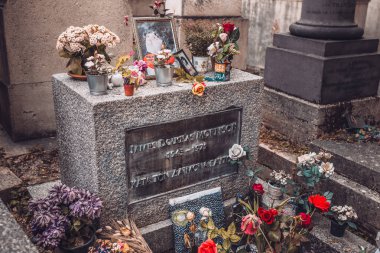 Paris, Fransa - 03 Ekim 2019: Pere Lachaise - Jim Morrison 'ın mezarındaki çiçek bolluğu