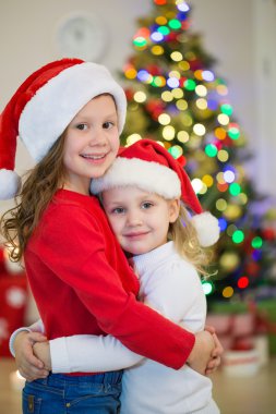 Noel Baba şapkaları'de iki küçük kız 