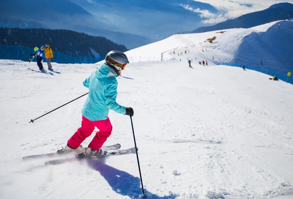 女人在雪道上滑雪 — 图库照片