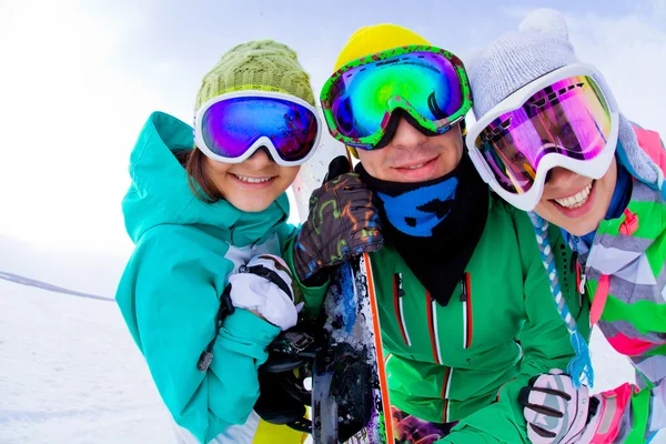 Snowboarders grupo em montanhas de inverno — Fotografia de Stock