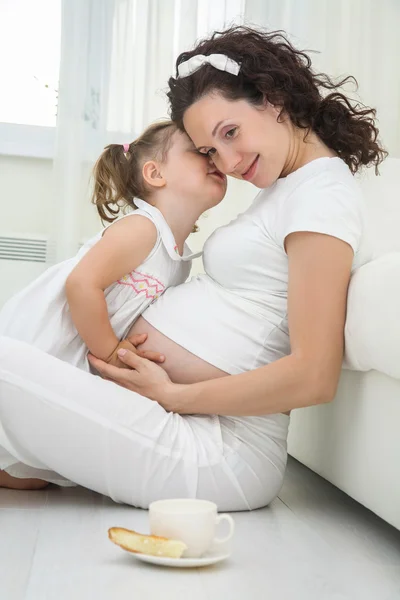 Bambina con sua madre incinta — Foto Stock