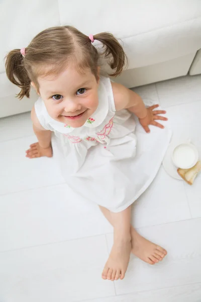 Glückliches kleines Mädchen — Stockfoto