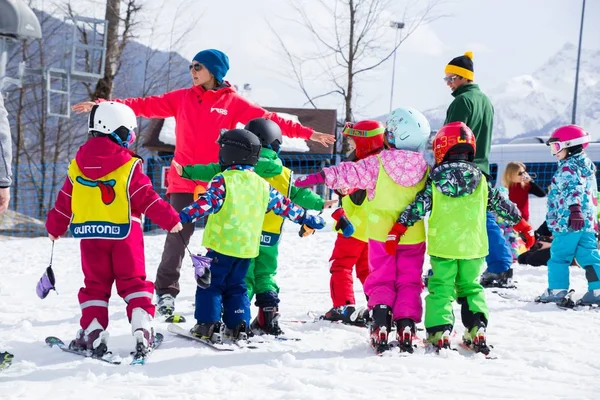 Enfants sur la station de ski — Photo