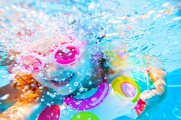 Cute little girl swimming — Stock Photo, Image