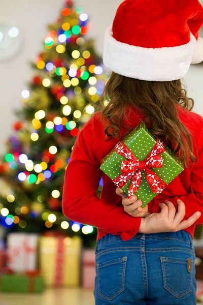 Menina com presente de Natal — Fotografia de Stock