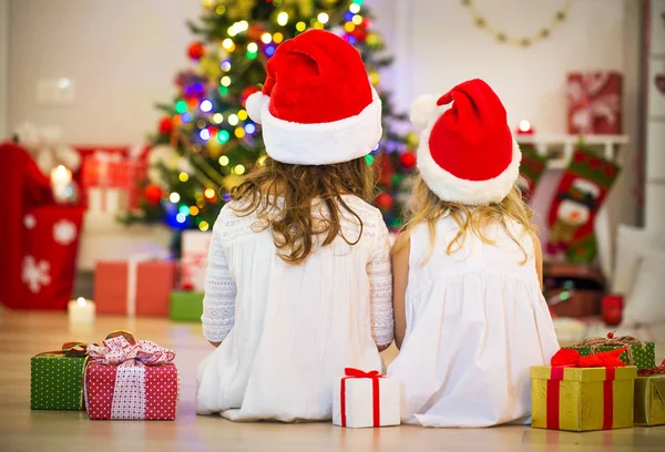 Barn och julklappar — Stockfoto