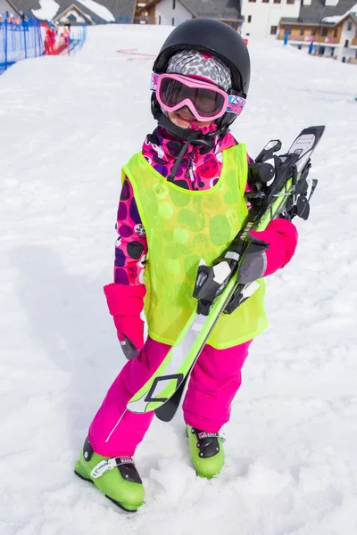 Flicka på skidorten — Stockfoto