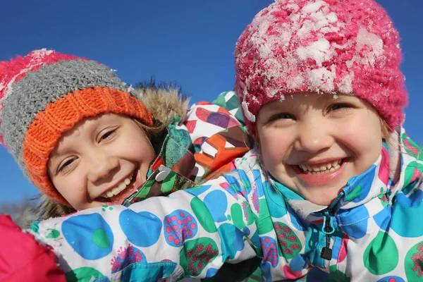 Niños en invierno — Foto de Stock