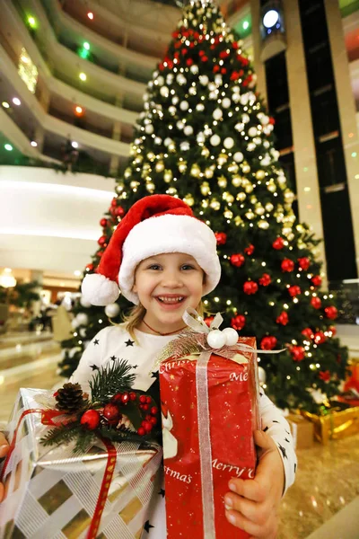 Bambina vicino all'albero di Natale — Foto Stock