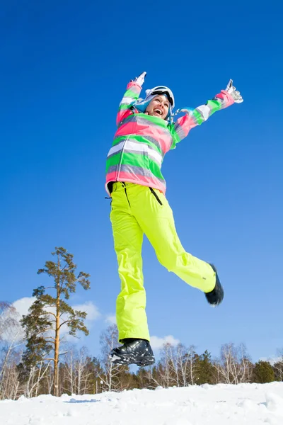 Jonge vrouw in winterdag — Stockfoto