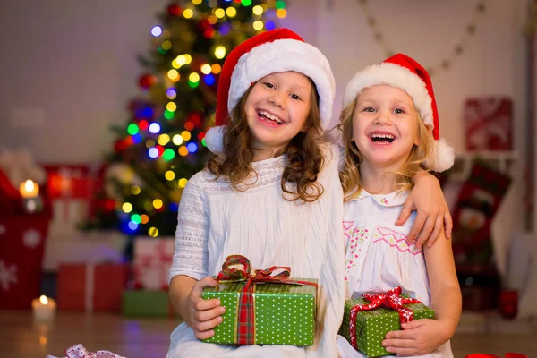 Crianças no dia de Natal — Fotografia de Stock