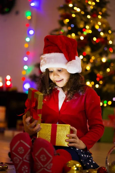Μικρό κορίτσι στην ημέρα των Χριστουγέννων — Φωτογραφία Αρχείου