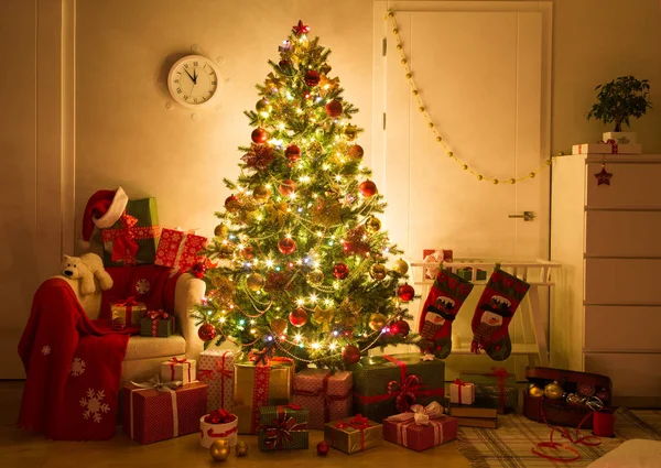 Albero di Natale con regali — Foto Stock