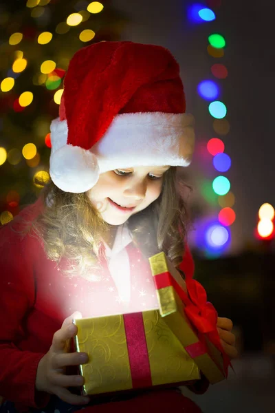 Gyerek a karácsonyi ajándék — Stock Fotó