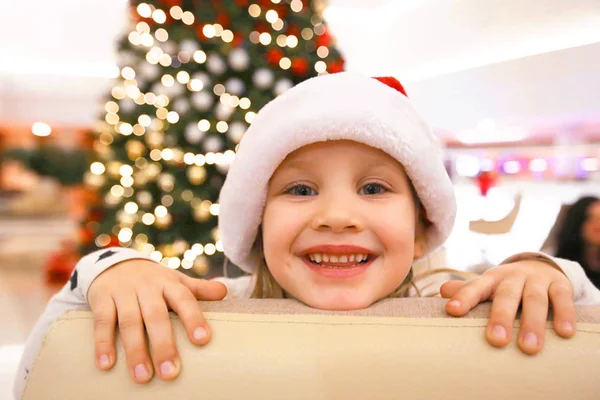 Kleines Mädchen in der Nähe des Weihnachtsbaums — Stockfoto